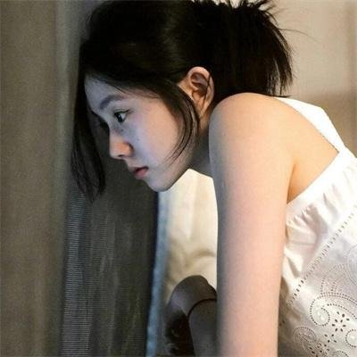 圆月映花都